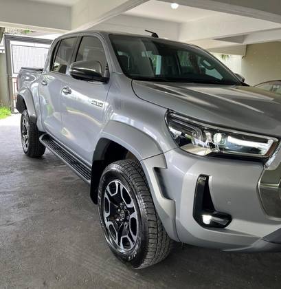 TOYOTA HILUX 2.8 D-4D TURBO DIESEL CD SRX PLUS 4X4 AUTOMÁTICO TOYOTA HILUX 2.8 D-4D TURBO DIESEL CD SRX PLUS 4X4 AUTOMÁTICO